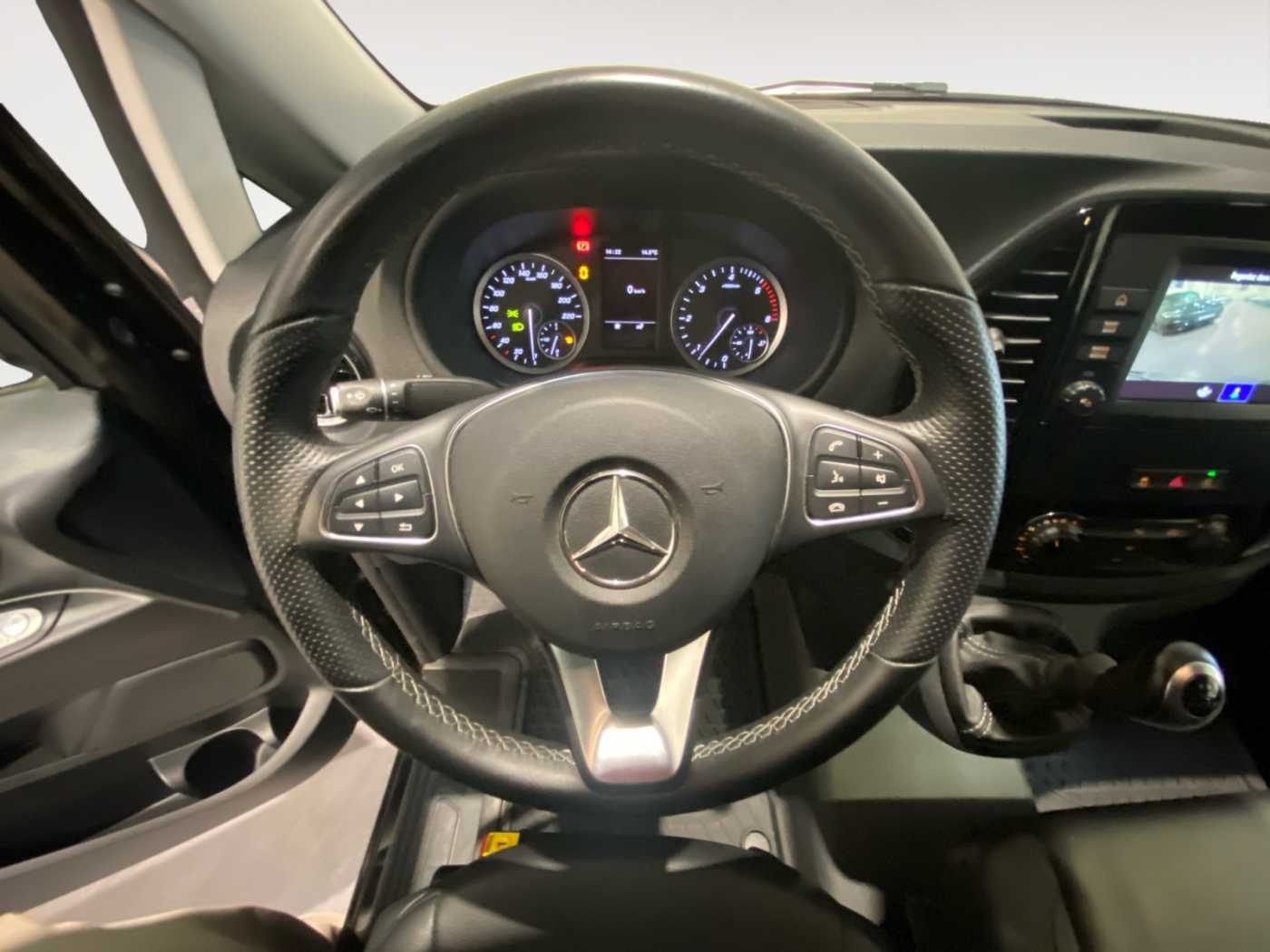 xxl_kfz110774430_w1vwlbez6p4199020_11_steering-wheel-driver.jpg