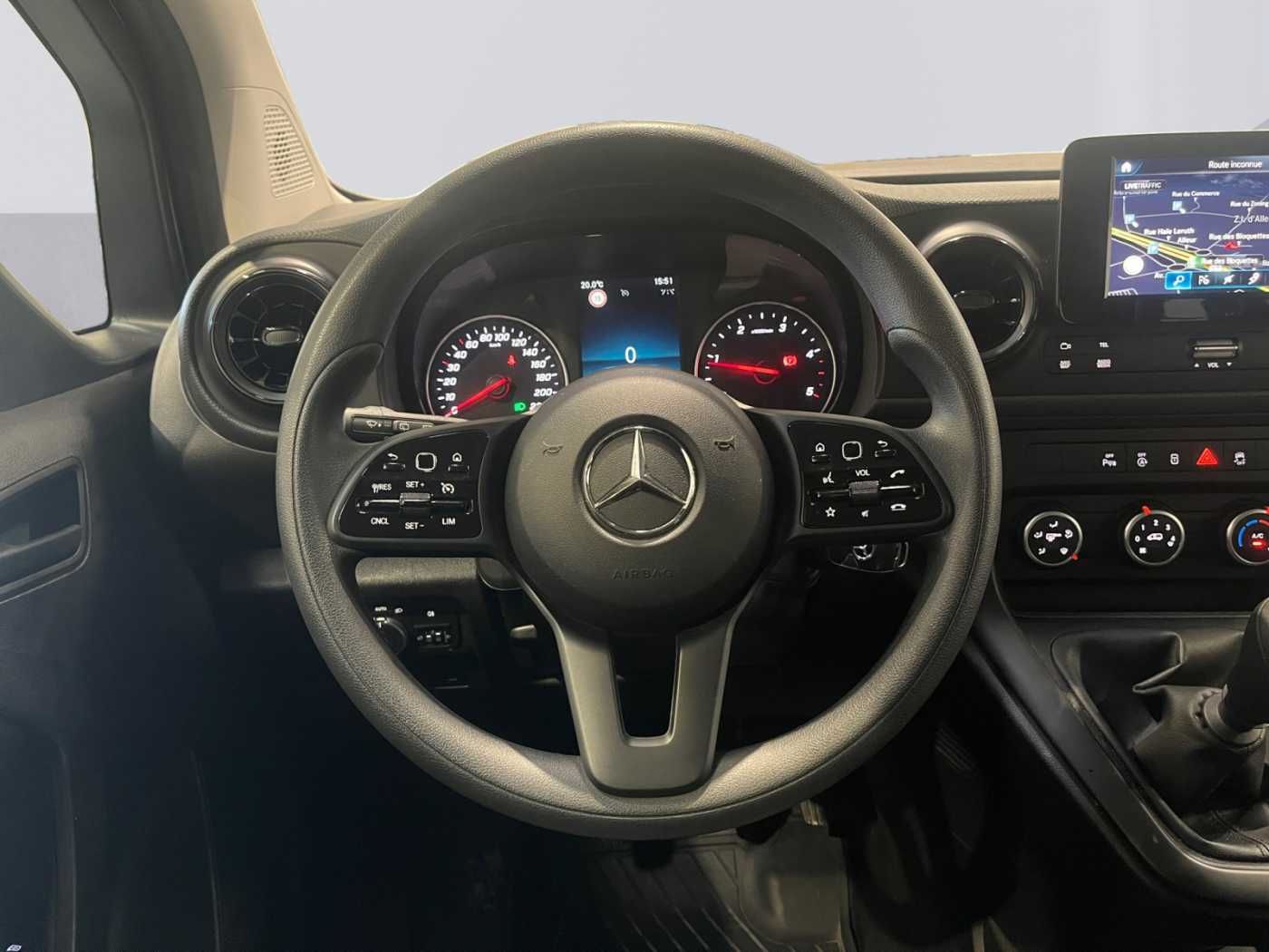 xxl_kfz111284325_w1vtbecz0pu333194_11_steering-wheel-driver.jpg