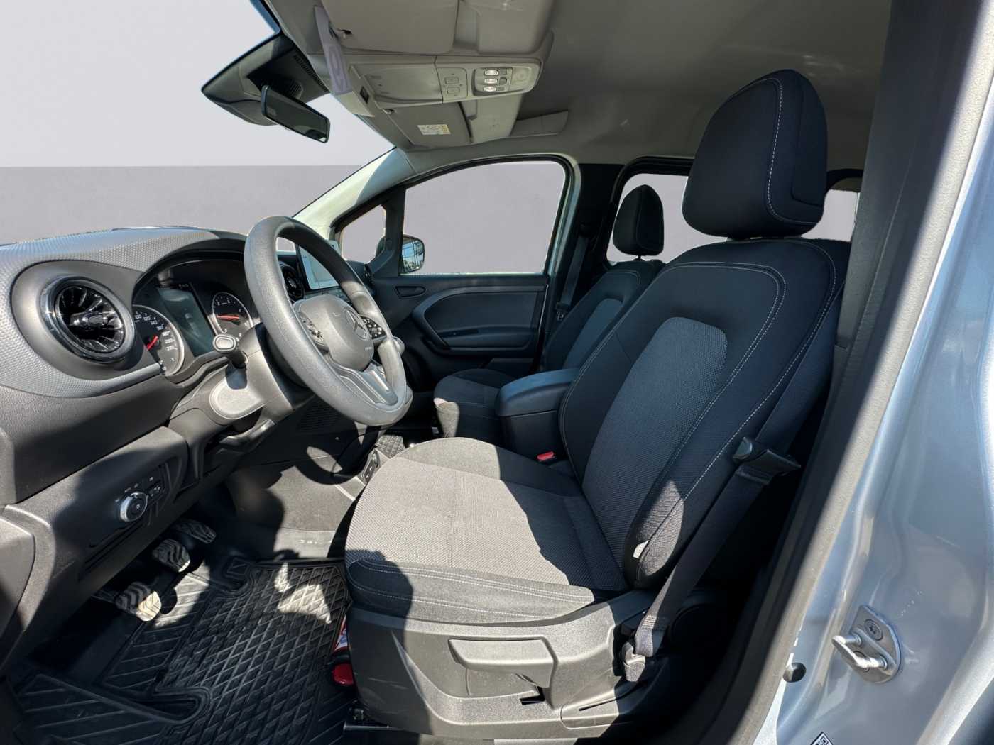 xxl_kfz111371978_w1v1beulypu333193_08_enter-driver-codriver.jpg