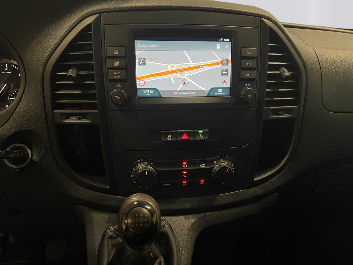 xxl_kfz111814546_w1v44760313960028_10_center-console-down.jpg