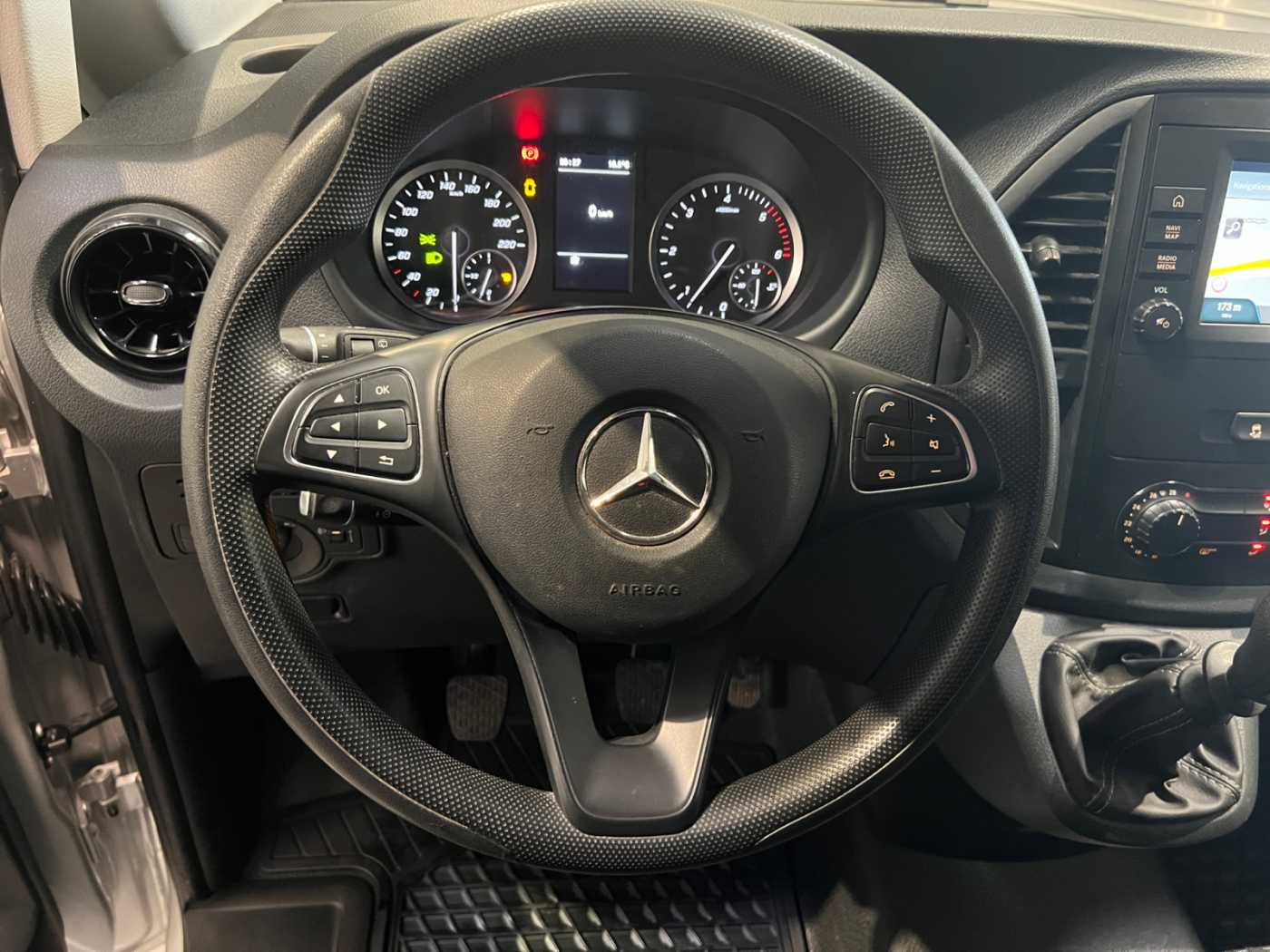 xxl_kfz111814546_w1v44760313960028_11_steering-wheel-driver.jpg