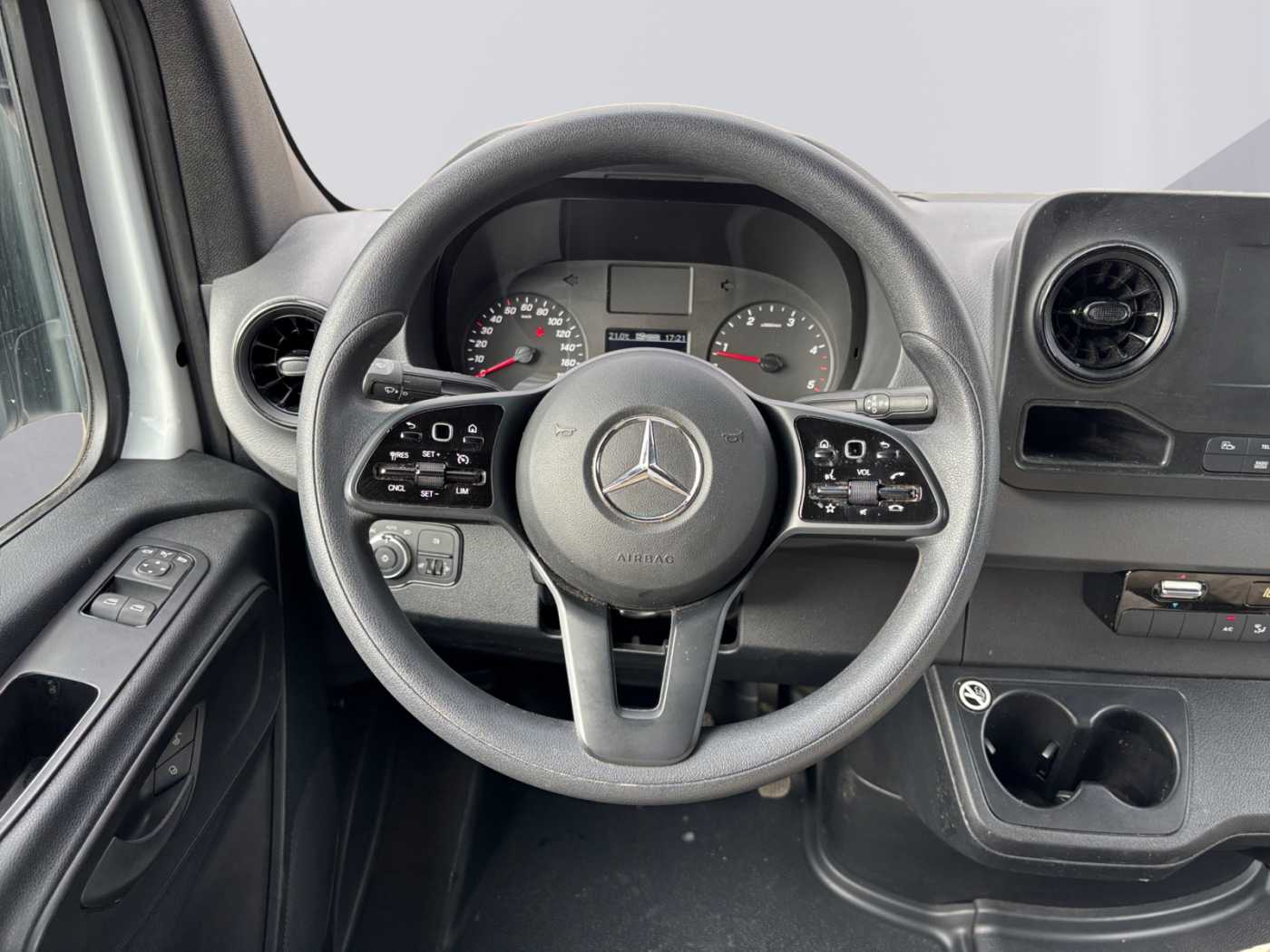 xxl_kfz113245719_w1v9076351p531474_11_steering-wheel-driver.jpg
